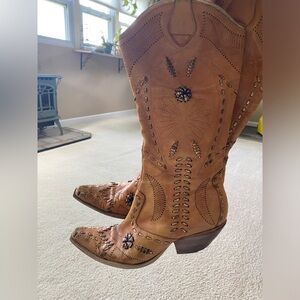 Cowgirl boots (size is unknown maybe a 7/8?)
